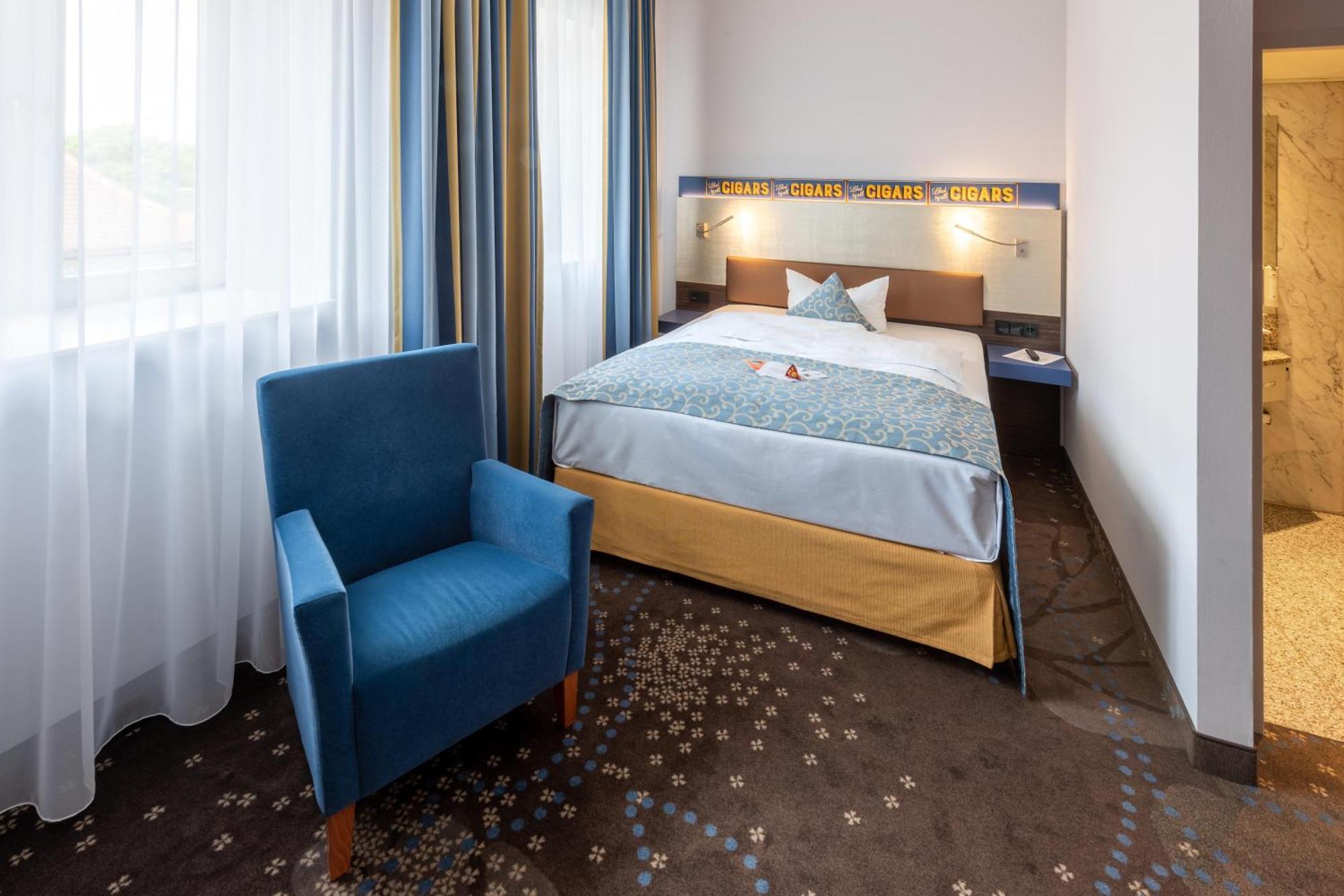 Single Room Queen Bed Courtyard View